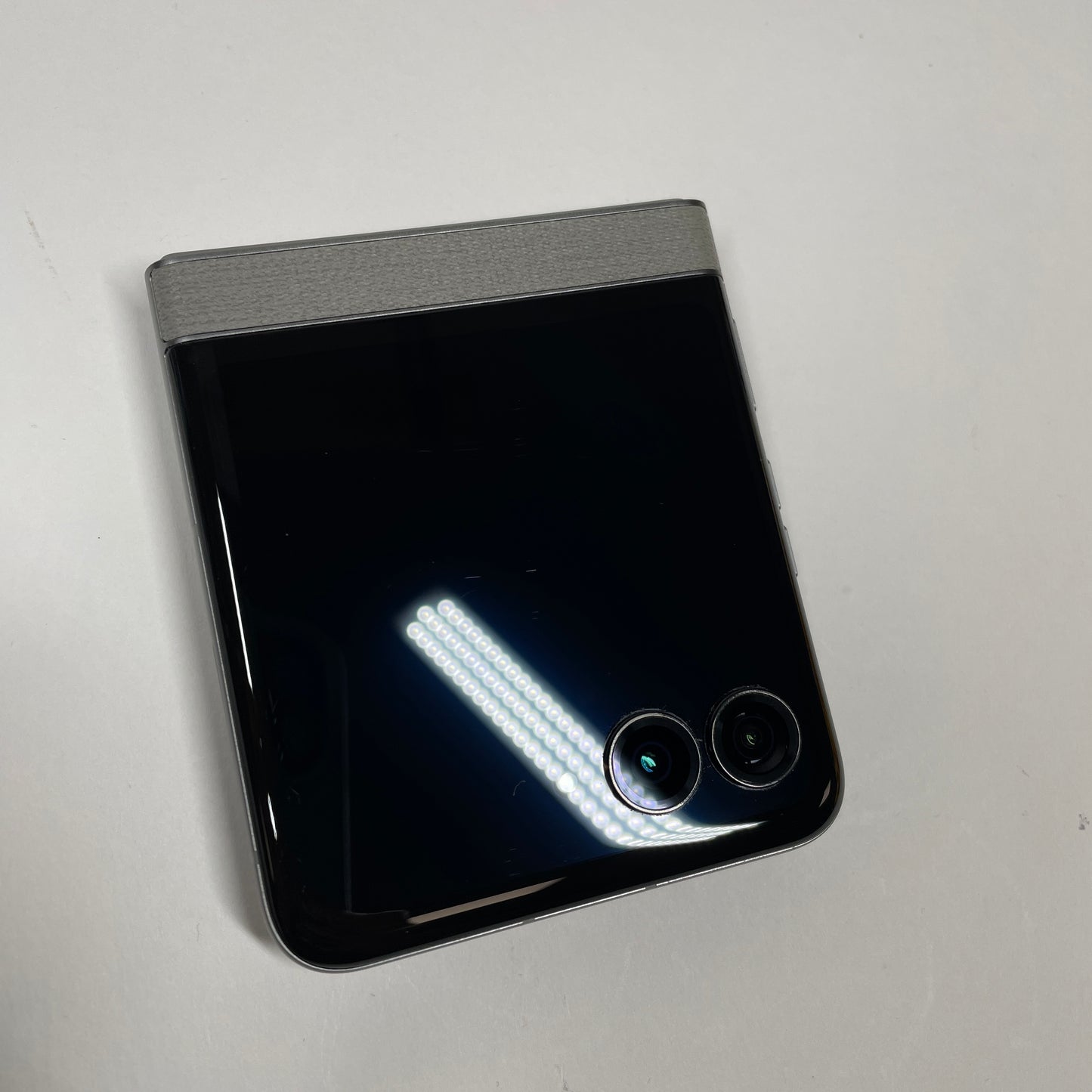 Motorola Razr 2026 PANTONE Hematite XT2657V