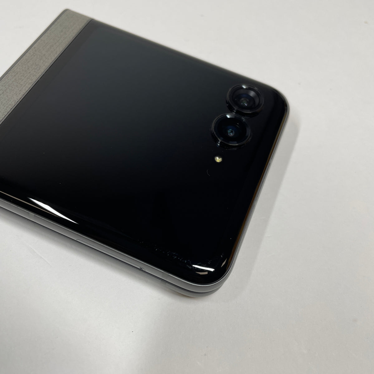 Motorola Razr 2026 PANTONE Hematite XT2657V
