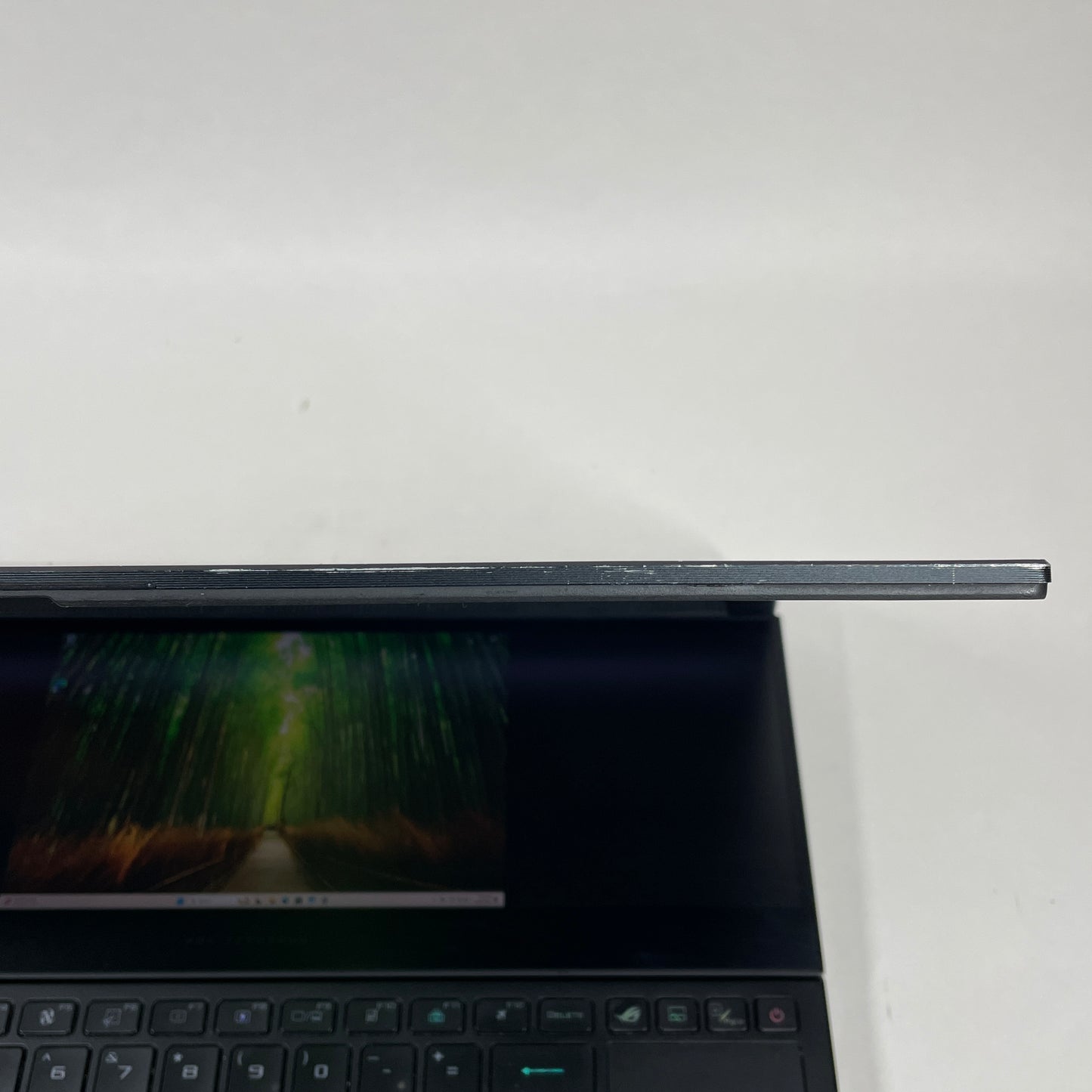 Asus ROG Zephyrus Duo 16 GX650 16" Ryzen 9 6900HX 3.3GHz 32GB RAM 1TB SSD GeForce RTX 3070 Ti
